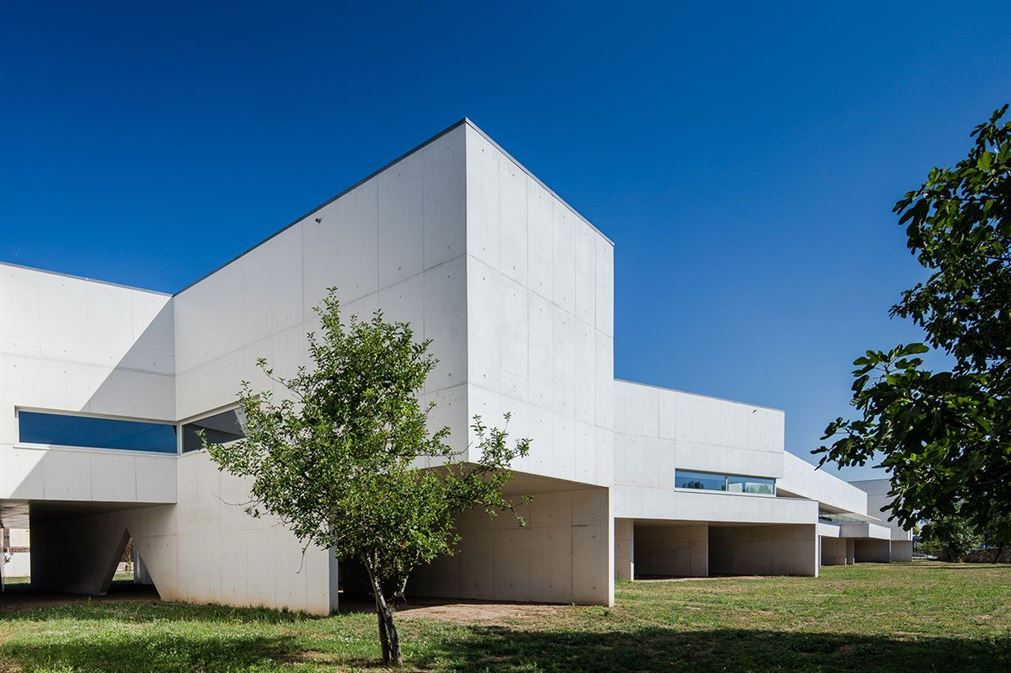 f1_nadir_afonso_foundation_chaves_portugal_by_alvaro_siza_vieira_photo_joao_morgado_yatzer