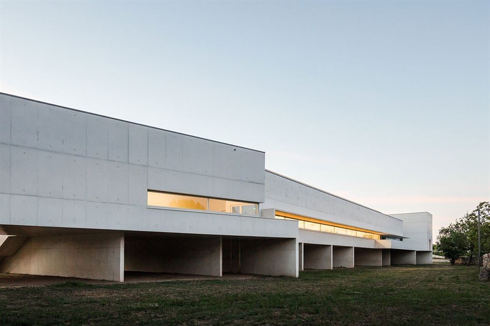 f28_nadir_afonso_foundation_chaves_portugal_by_alvaro_siza_vieira_photo_joao_morgado_yatzer