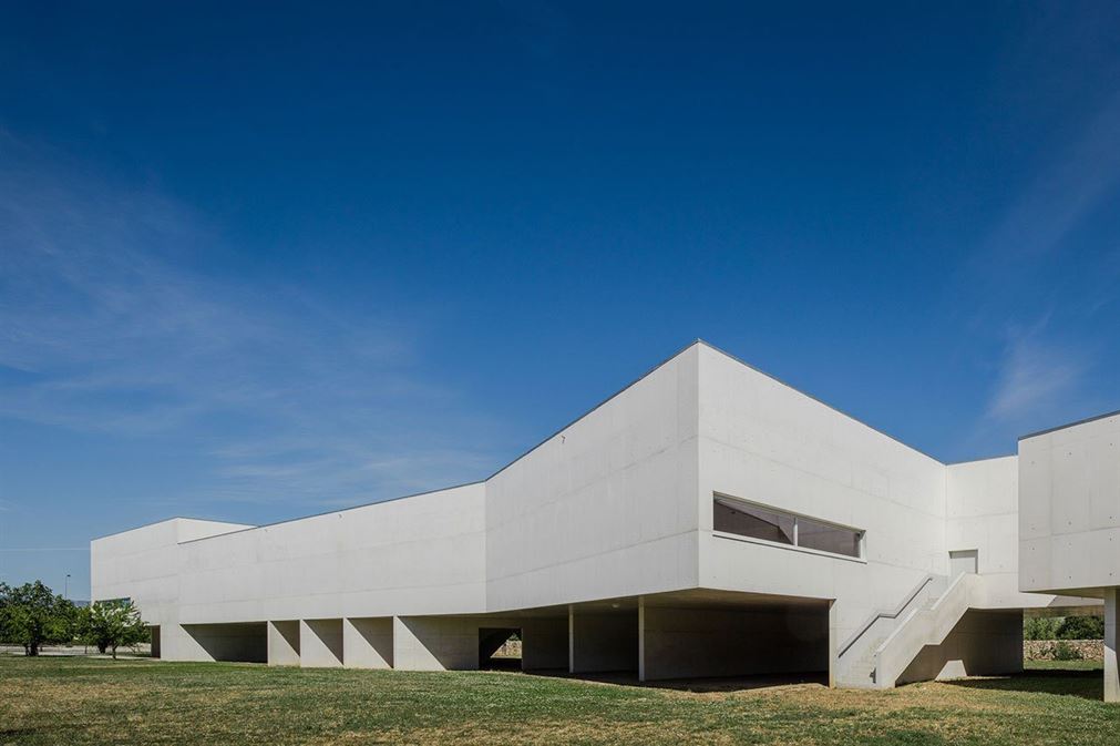 f5_nadir_afonso_foundation_chaves_portugal_by_alvaro_siza_vieira_photo_joao_morgado_yatzer