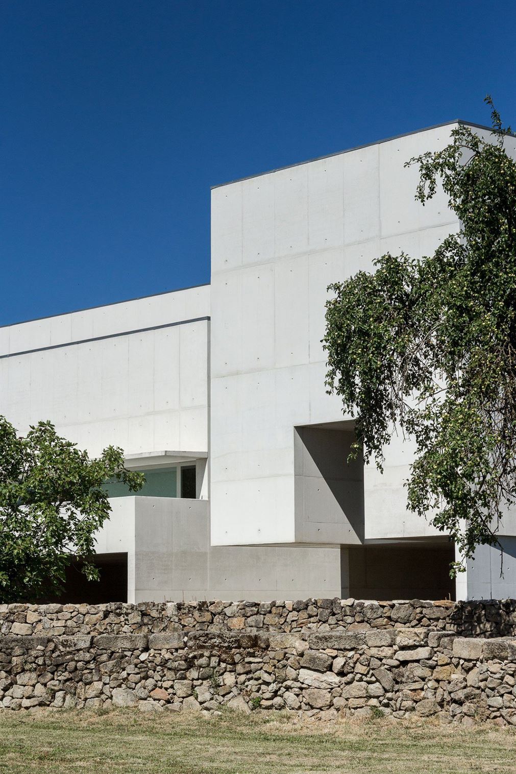 s2_nadir_afonso_foundation_chaves_portugal_by_alvaro_siza_vieira_photo_joao_morgado_yatzer