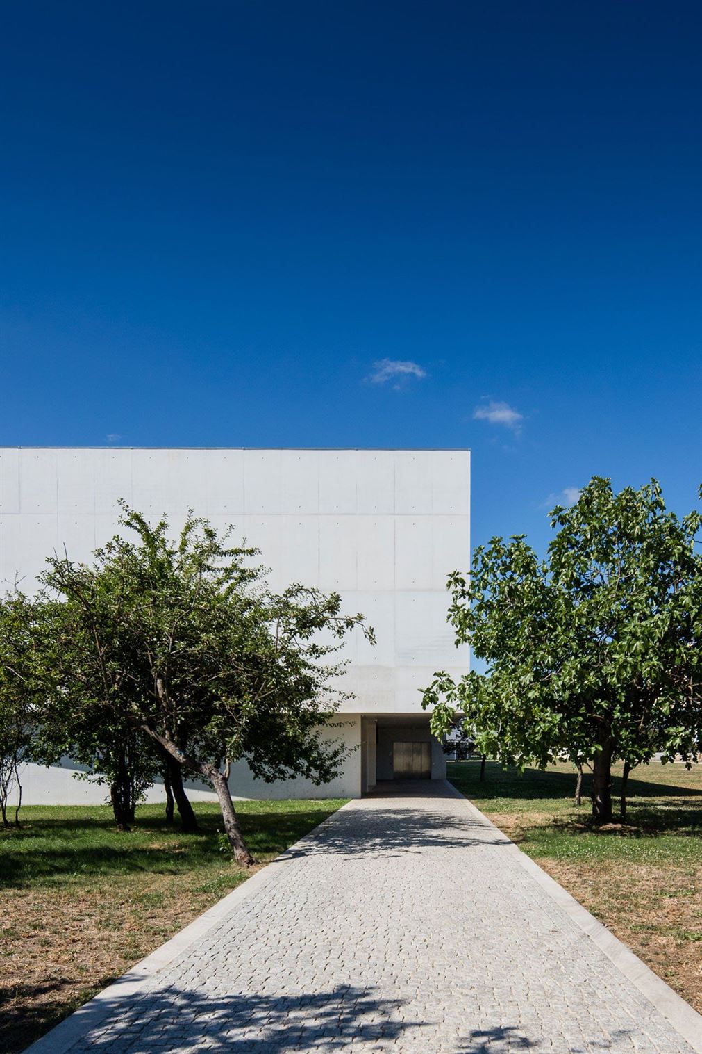 s4_nadir_afonso_foundation_chaves_portugal_by_alvaro_siza_vieira_photo_joao_morgado_yatzer