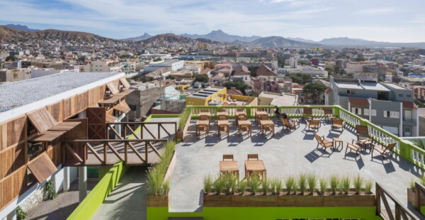 בית מלון מרהיב מחומרים דלים, באפריקה