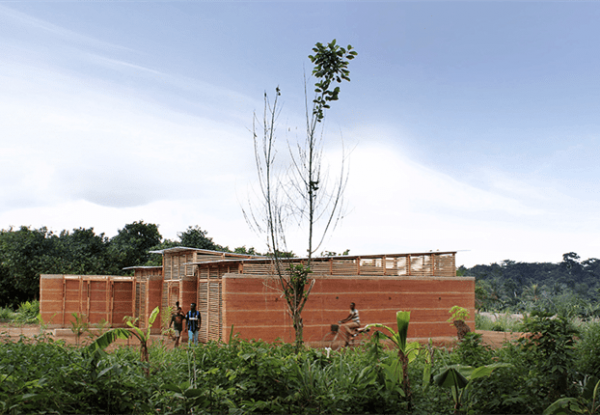 בית ספר בגאנה, מטשטש חוץ ופנים