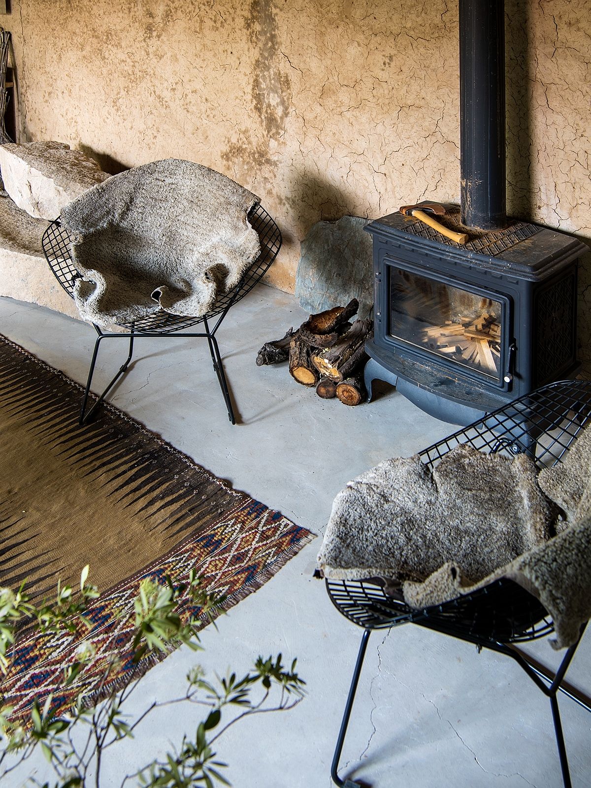 Cozy-and-small-fireplace-in-the-living-room