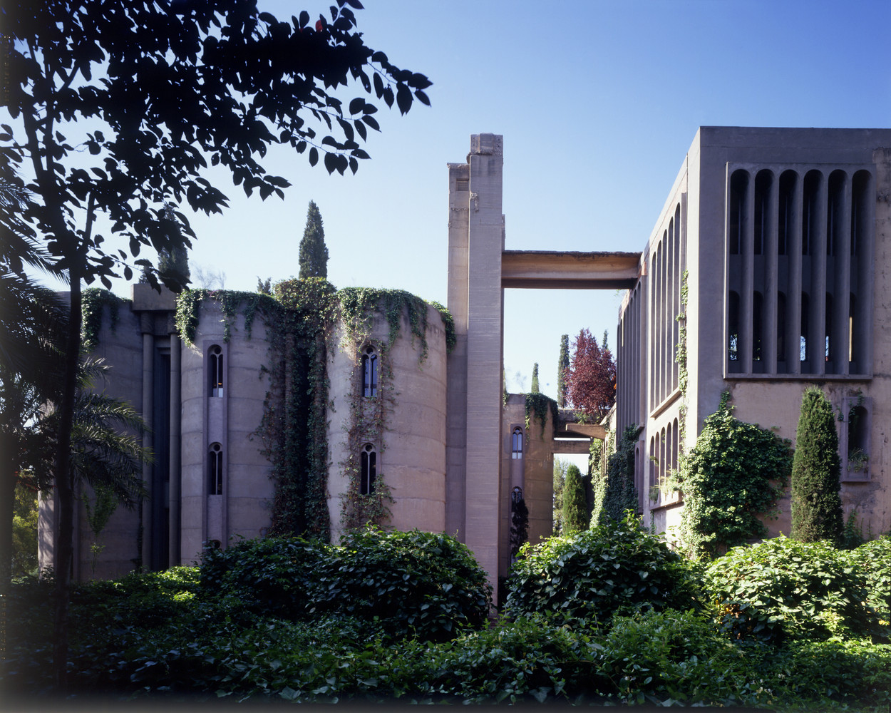 Ricardo_Bofill_Taller_Arquitectura_SantJustDesvern_Barcelona_Spain_OutdoorSpaces_(2)