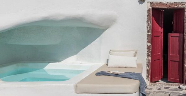 בית מפוסל במערה בסנטוריני