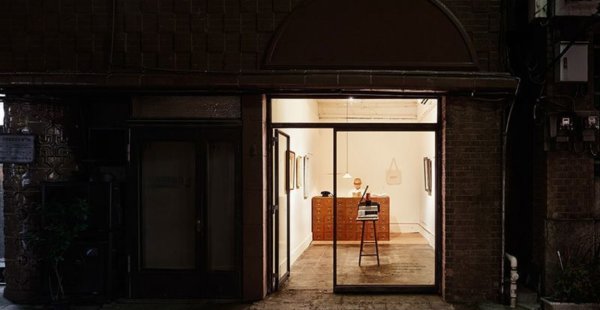 מינימליזם יפני? חנות ספרים בטוקיו, מציגה ספר אחד בלבד, כל שבוע