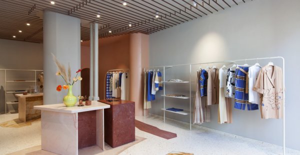 חנות מפוסלת לאופנה איטלקית