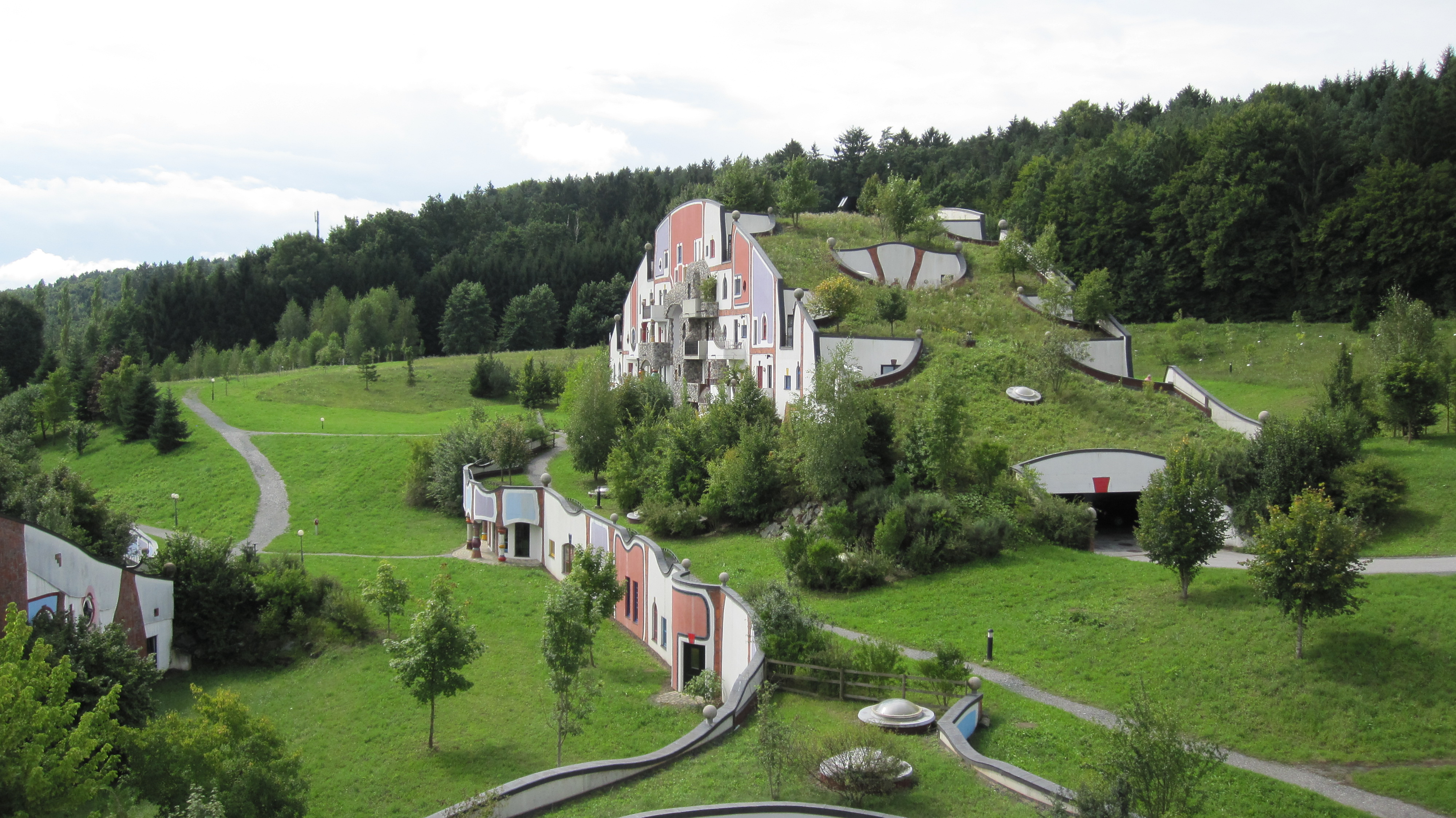 Steinhaus,_Rogner_Bad_Blumau_von_Friedensreich_Hundertwasser