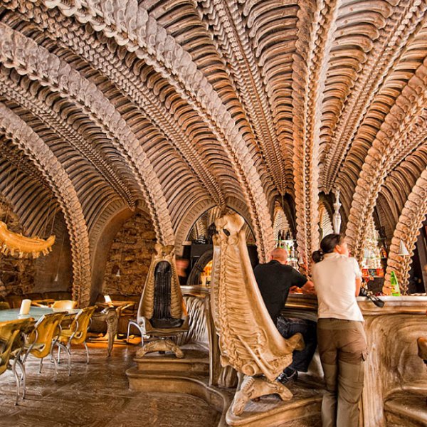 הבר המומלץ לדפוק את הראש: H.R. Giger Museum Bar