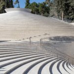 אתר ההנצחה שתכננו קימל אשכולות בהר הרצל, בנוי כמשפך לבנים לתוך הקרקע