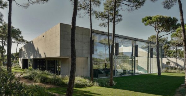 בית בטון מול נוף קליל – The Wall House