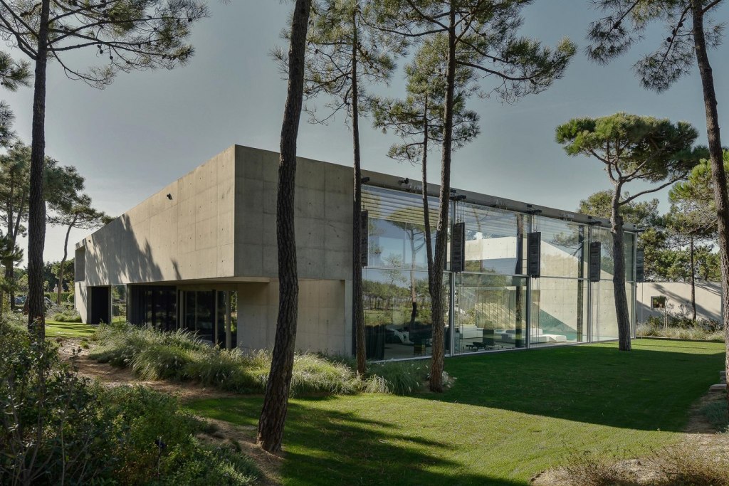 בית בטון מול נוף קליל – The Wall House