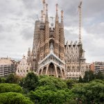 כנסיית סגרדה פמיליה של גאודי נבנתה ללא היתר וחייבת לשלם חוב של 36 מיליון אירו, בכדי להמשיך בעבודותיה