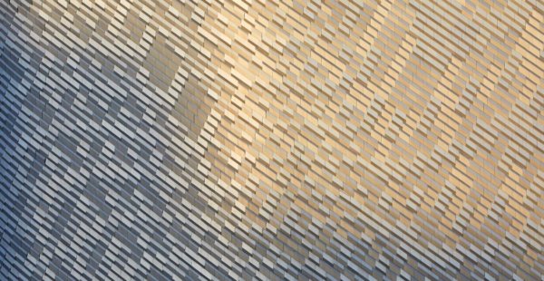 300 אלף אריחי אלומיניום, מחפים מגדל בבנגקוק