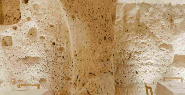 מסעדת oh mari באיטליה, בתוך מערה בת מאות שנים