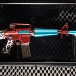 הגבר שמעצב כלי נשק לנשים בלבד