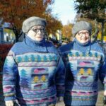 הפסלת שסורגת חיקויים של חבריה ושכניה