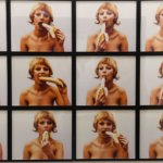 הפולנים יצאו לרחובות, לאחר שהמוזיאון החרים יצירת אמנות פמיניסטית של אשה אוכלת בננה