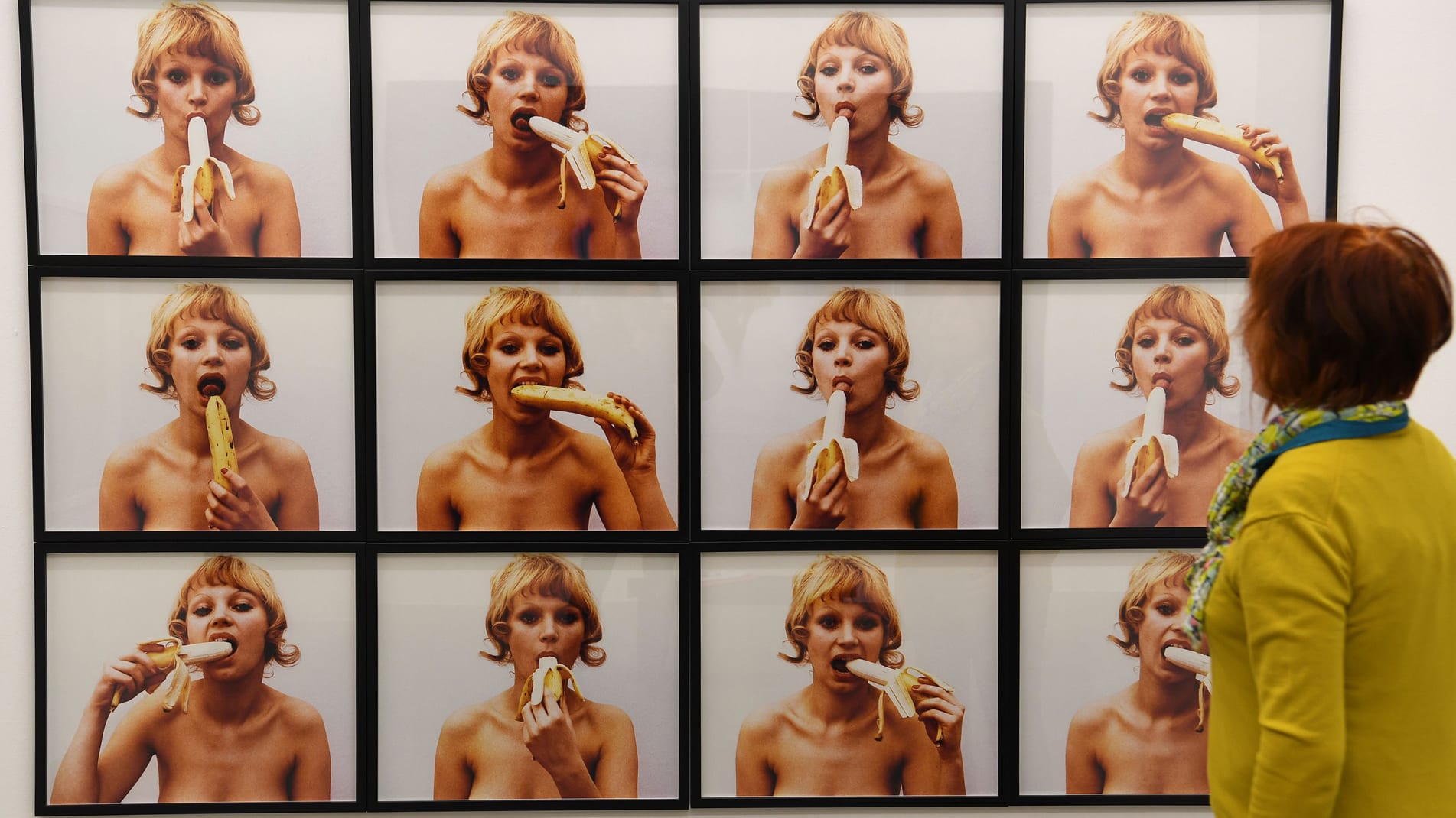 הפולנים יצאו לרחובות, לאחר שהמוזיאון החרים יצירת אמנות פמיניסטית של אשה אוכלת בננה