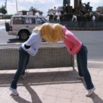 האמן שרק מבקש שתרימו מבטכם מהסלולרי שלכם ותביטו מסביב