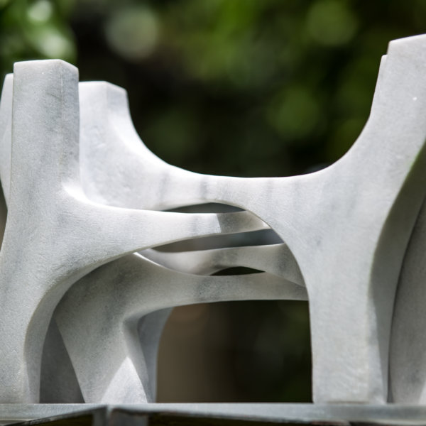 הפסלת גניה גנדלמן יוצרת צורה לעולם הפנימי שלנו