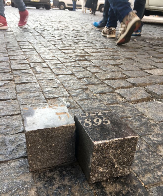 רחובות פראג מרוצפים במצבות של יהודים