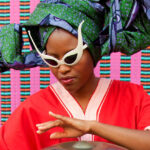 הצלם שמחבר את לואיס ויטון עם לבוש אפריקאי מסורתי