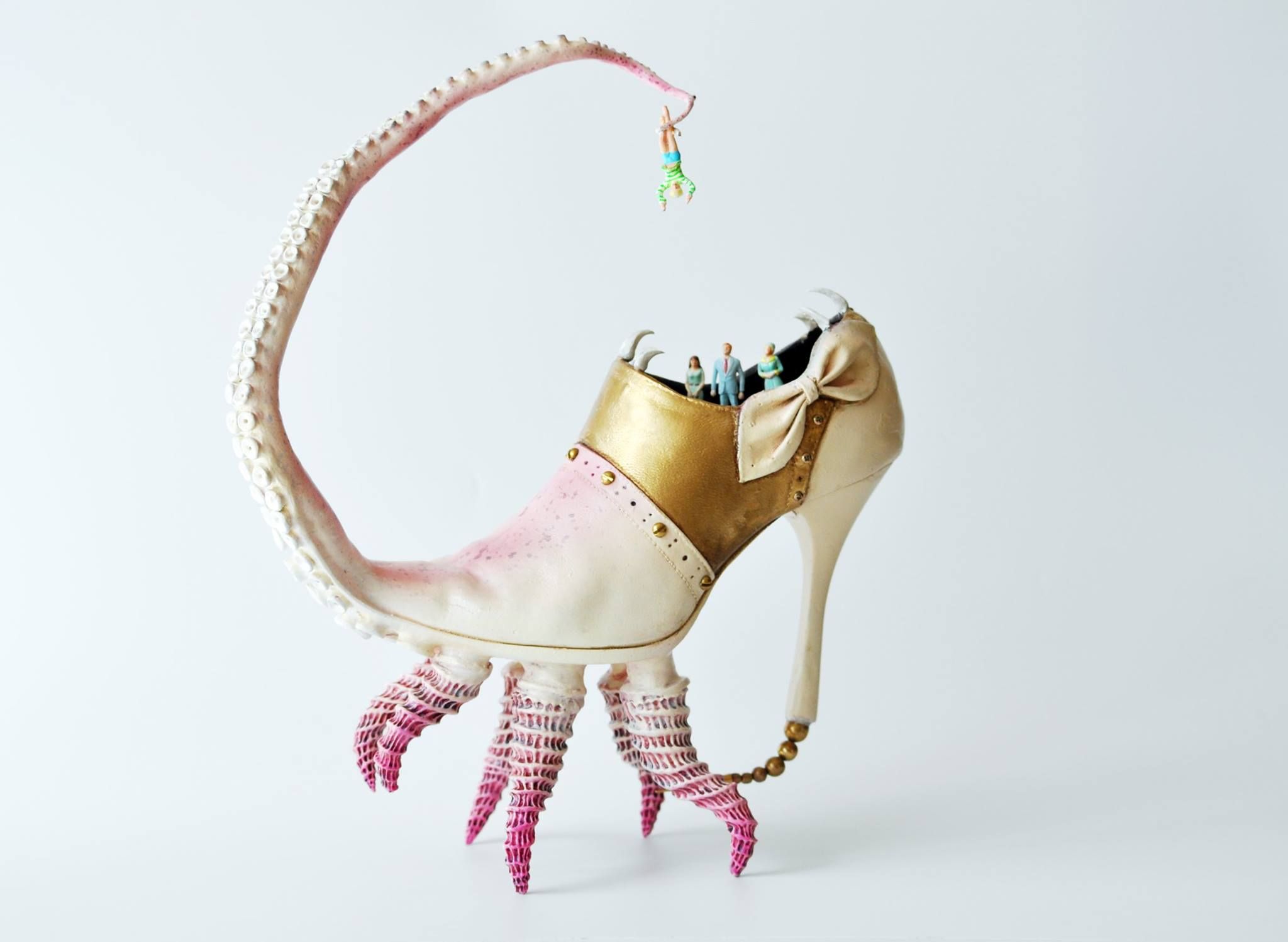 הנעליים הסוריאליסטיות של האמן התל אביבי קוסטה מג'ראקיס