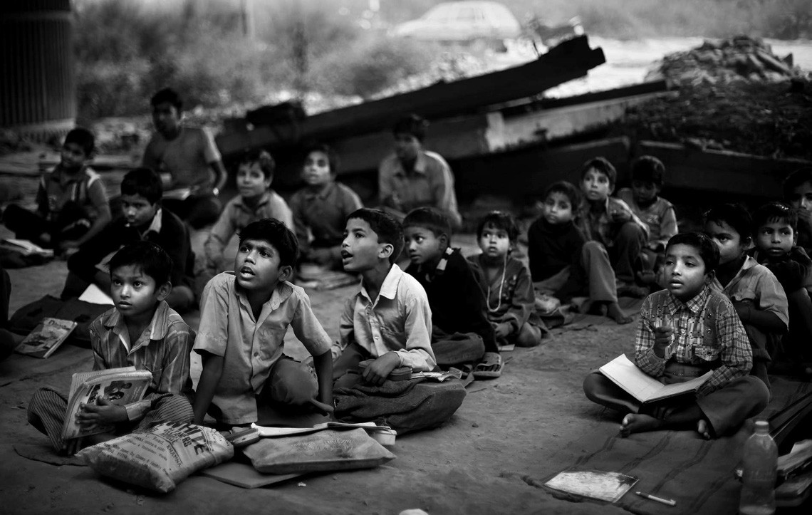 בית ספר חינמי לילדים עניים, מתנהל מתחת לגשר בניו-דלהי, הודו