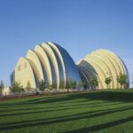 אייקונים אדריכליים: Kauffman Center for the Performing Arts / Safdie Architects