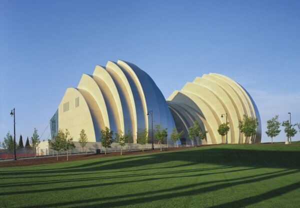 אייקונים אדריכליים: Kauffman Center for the Performing Arts / Safdie Architects