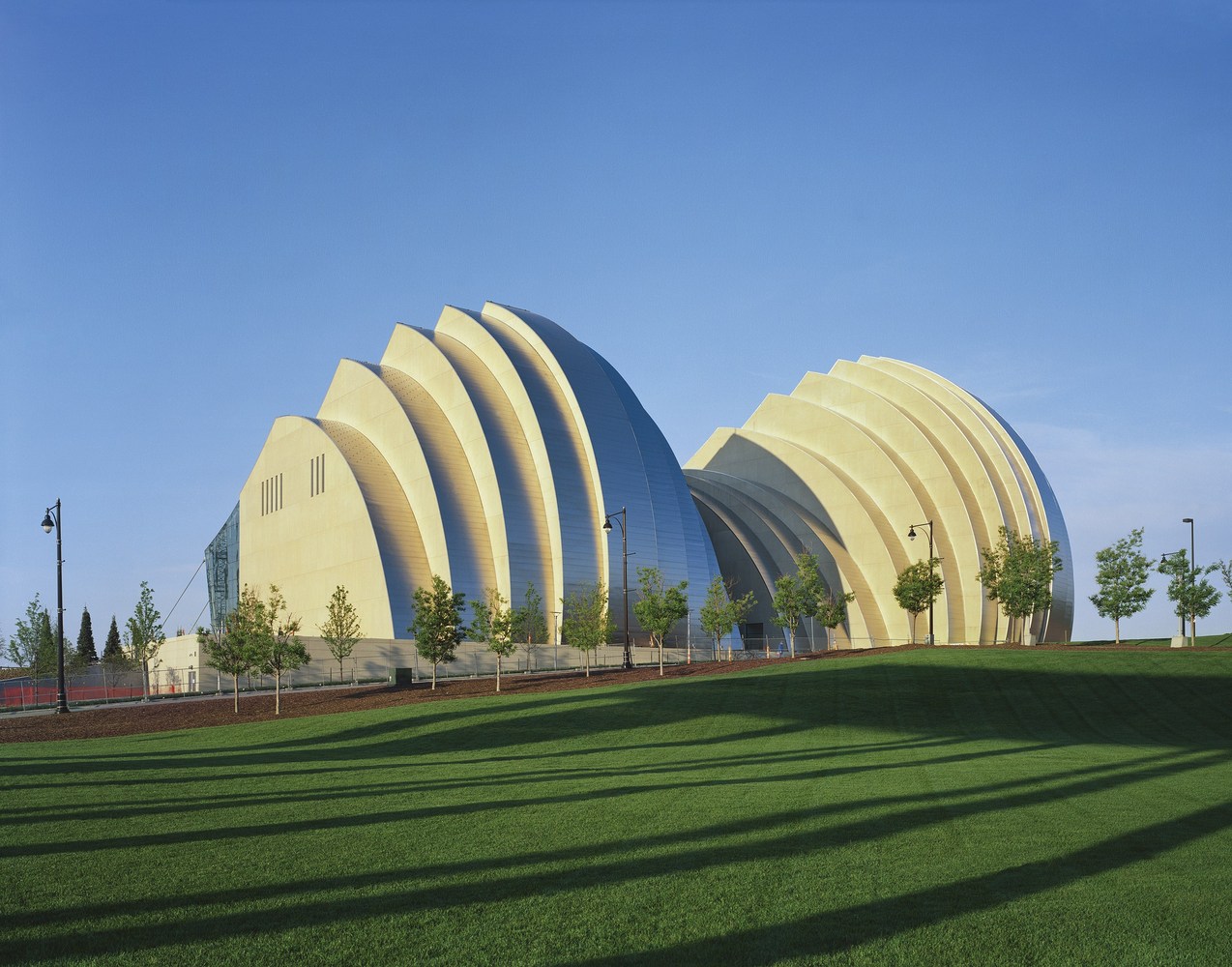 אייקונים אדריכליים: Kauffman Center for the Performing Arts / Safdie Architects