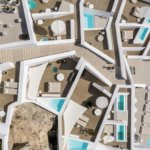 שקיעה מרהיבה ב-Oia: מלון Saint Hotel בתכנון  Kapsimalis Architects