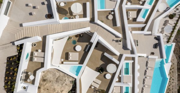 שקיעה מרהיבה ב-Oia: מלון Saint Hotel בתכנון  Kapsimalis Architects