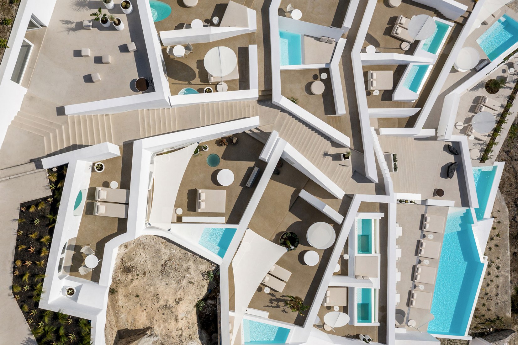 שקיעה מרהיבה ב-Oia: מלון Saint Hotel בתכנון  Kapsimalis Architects