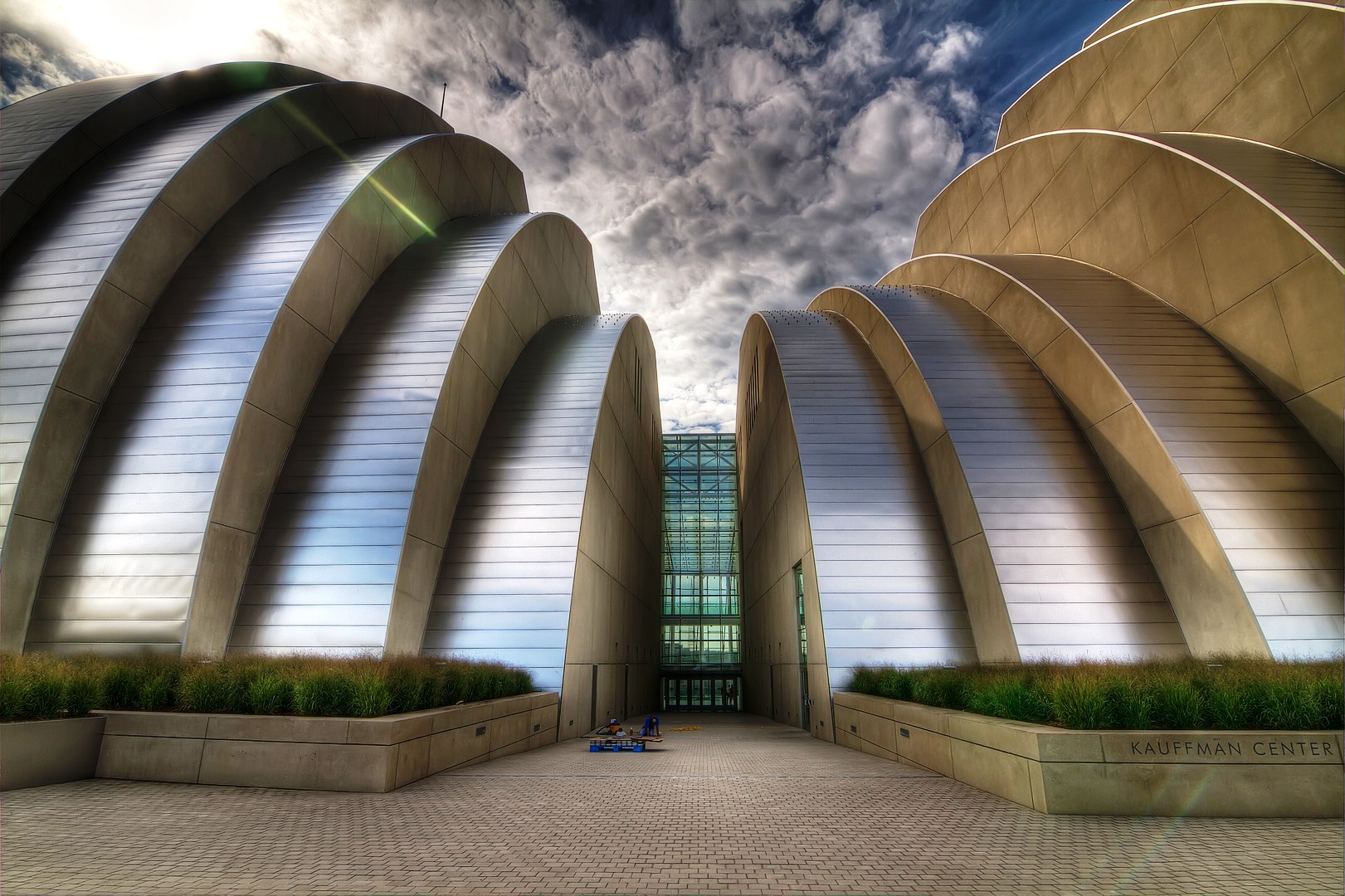 אייקונים אדריכליים: Kauffman Center for the Performing Arts / Safdie Architects