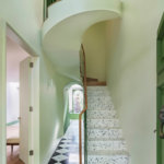 בית הארנב הלבן מביא צבע וקלילות לדירה לונדונית קשישה