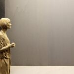 פסלי העץ הראליסטיים של Peter Demetz