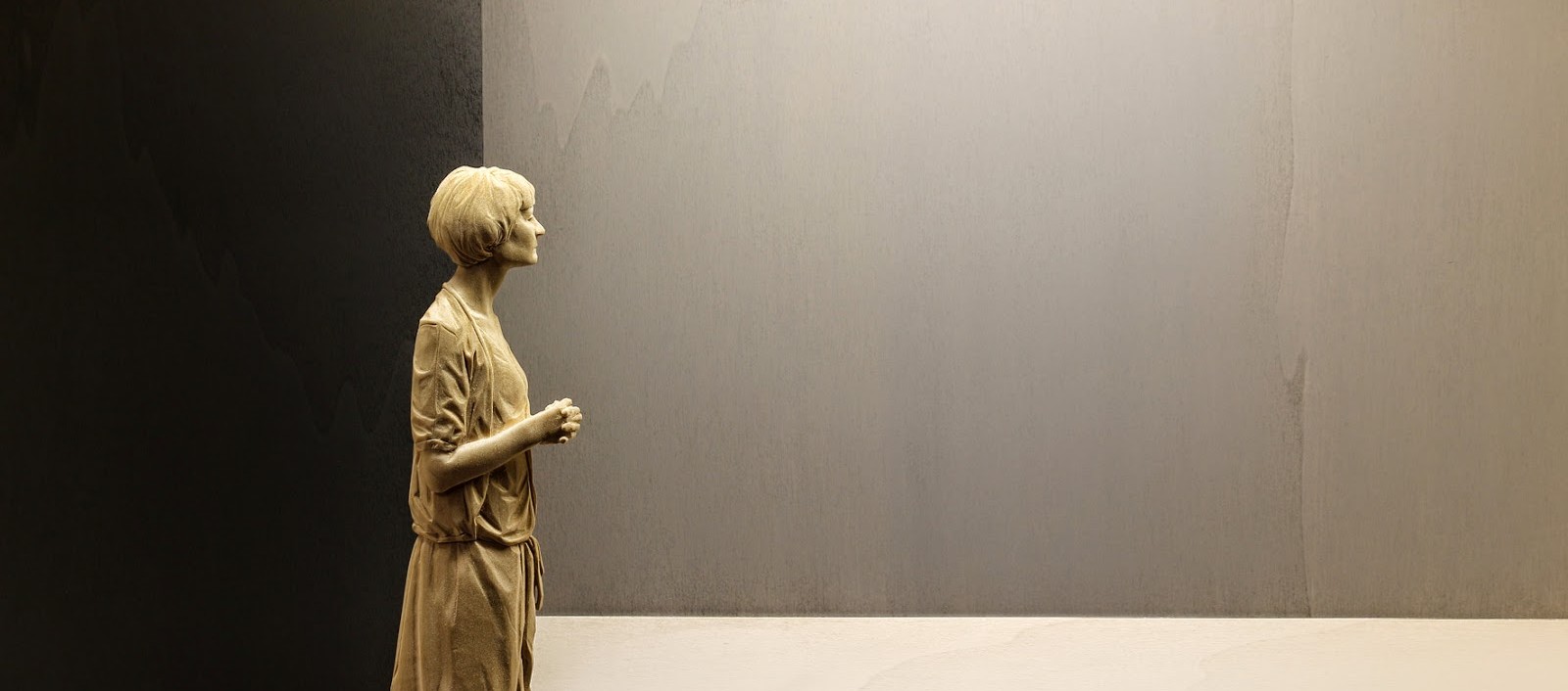 פסלי העץ הראליסטיים של Peter Demetz