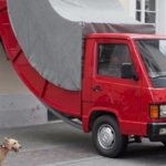 פסל רחוב של משאית, קיבל דו"ח חנייה