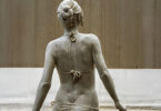 פסלי העץ הראליסטיים של Peter Demetz