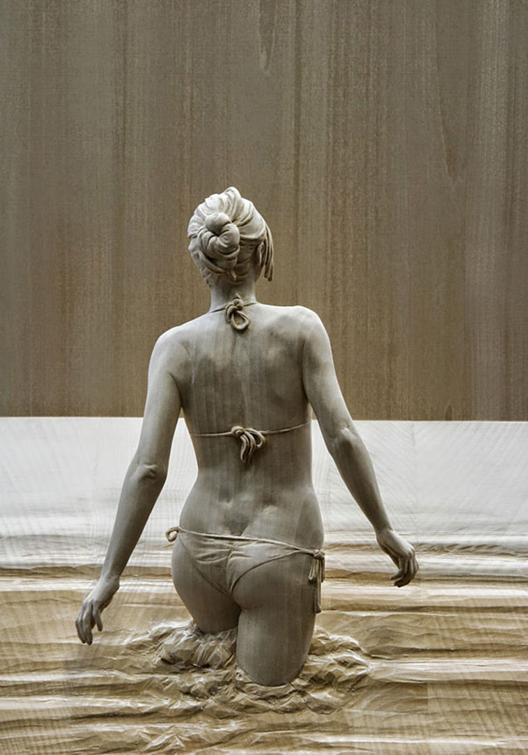 פסלי העץ הראליסטיים של Peter Demetz