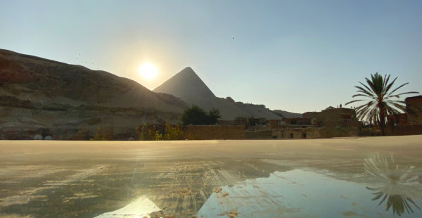 מצפה הכוכבים של סטודיו מלכה בגיזה, בהשראת הפירמידה הגדולה