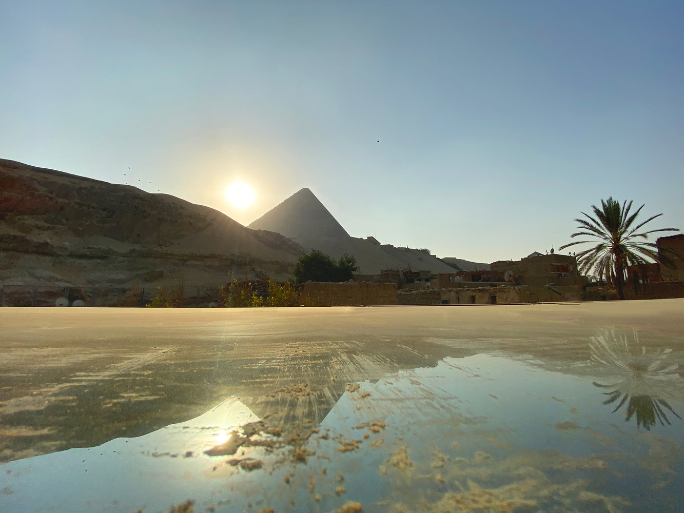 מצפה הכוכבים של סטודיו מלכה בגיזה, בהשראת הפירמידה הגדולה