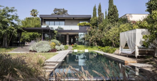 קופסא שקופה על מים