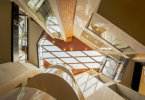 בית Cleft House בהודו מחולק לשניים, עם אטריום בגובה מלא