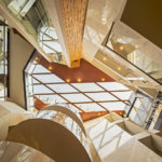 בית Cleft House בהודו מחולק לשניים, עם אטריום בגובה מלא