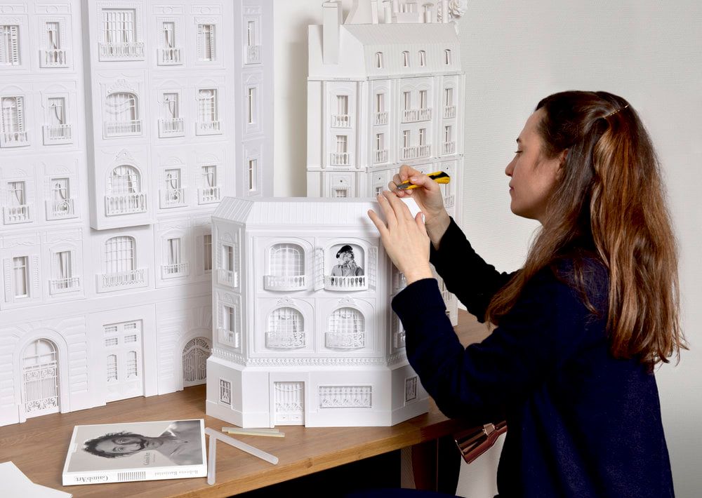 האמנית שבונה מנייר את הבניינים שהפכו את פריז למודרנית