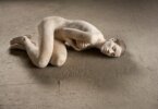פסלי העץ מלאי החיים של האמן Bruno Walpoth